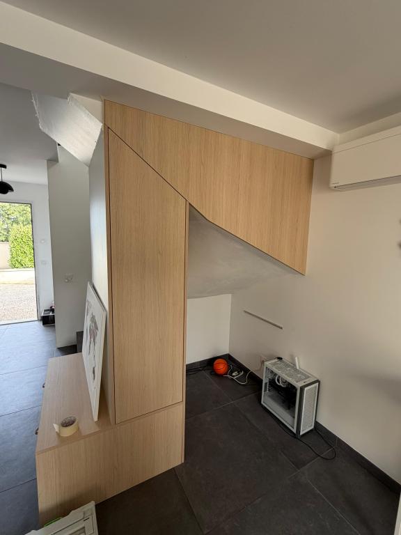 Sous-escalier, combles, niches : comment optimiser vos espaces atypiques à Genay, Villefranche-sur-Saône et Bourg-en-Bresse