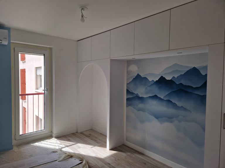 Comment un simple mur peut devenir un espace de rangement intelligent ?