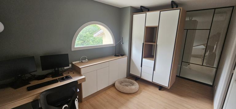 Bureau sur mesure et rangements intégrés : découvrez cette réalisation conçue par l'architecte d'intérieur Tiffany Fayolle.
